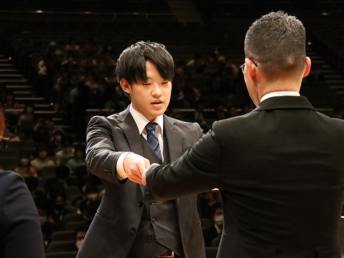 学長賞：新井 唯真さん（文学部 書道学科） 昨年開催された大東文化大学主催「第63回全国書道展」において、文部科学大臣賞を受賞