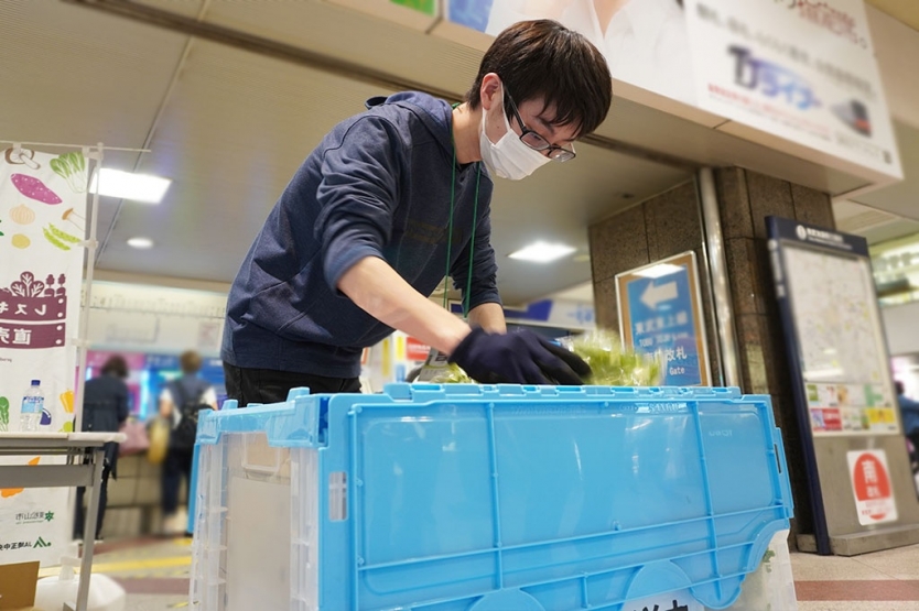 忙しなく陳列しオープン準備を行います