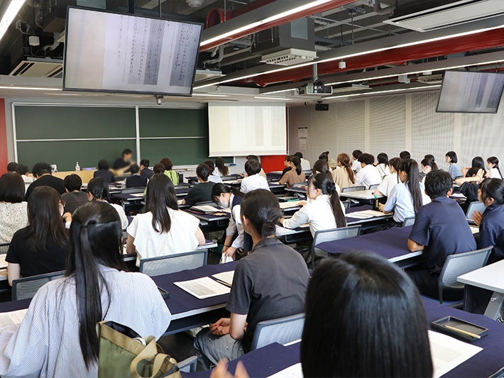 文学部書道学科：平安時代にタイムスリップ!?平安貴族の気持ちになって仮名を書いてみよう