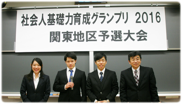 登壇者の村山彩夏さん(2年)、星航さん(1年)、尾白拓也さん(2年)、新里孝一教授