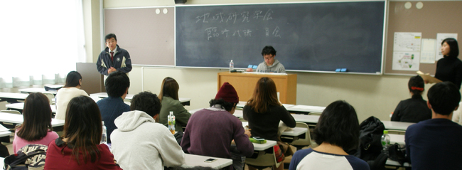 運営委員長の新里孝一先生(写真左奥)、議長の諏訪部拓也さん(中央奥)、運営委員会事務局長の馬場栞さん(右奥)