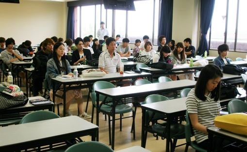 プレゼンを聞く12銀行の学生