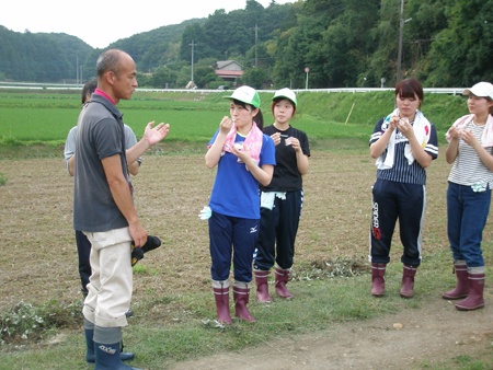 清水課長から大豆アイスの開発について聞きながら