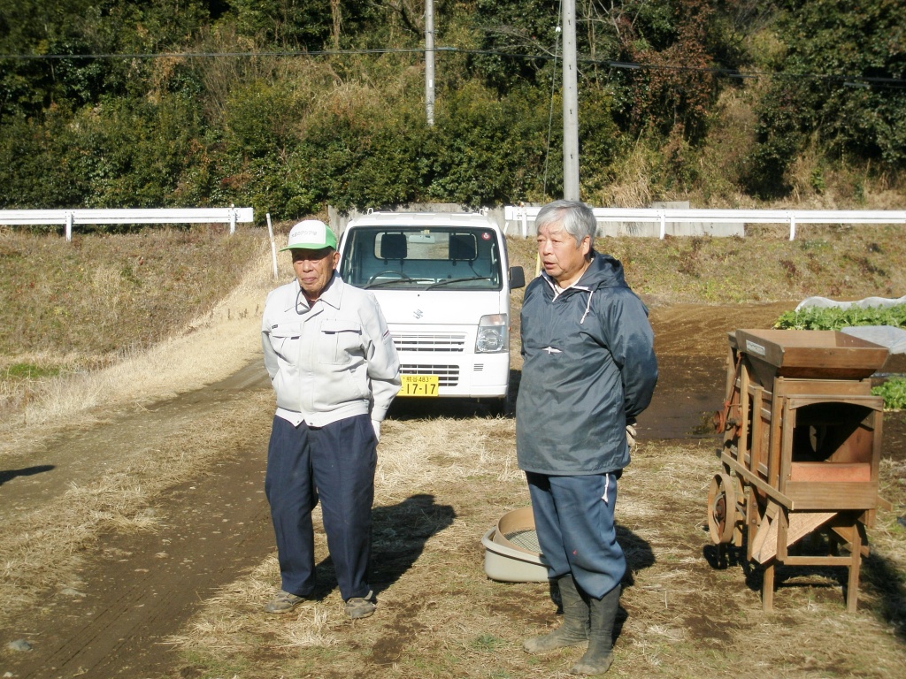 作業の説明をする根岸さん（右）と船橋さん（左）