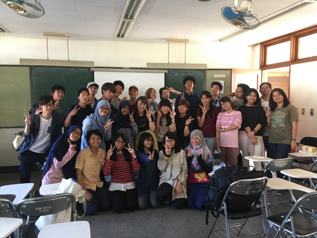 交流した日本語学科の学生たちと