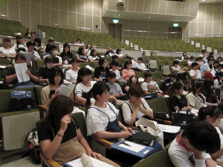 休憩時間の学生の様子