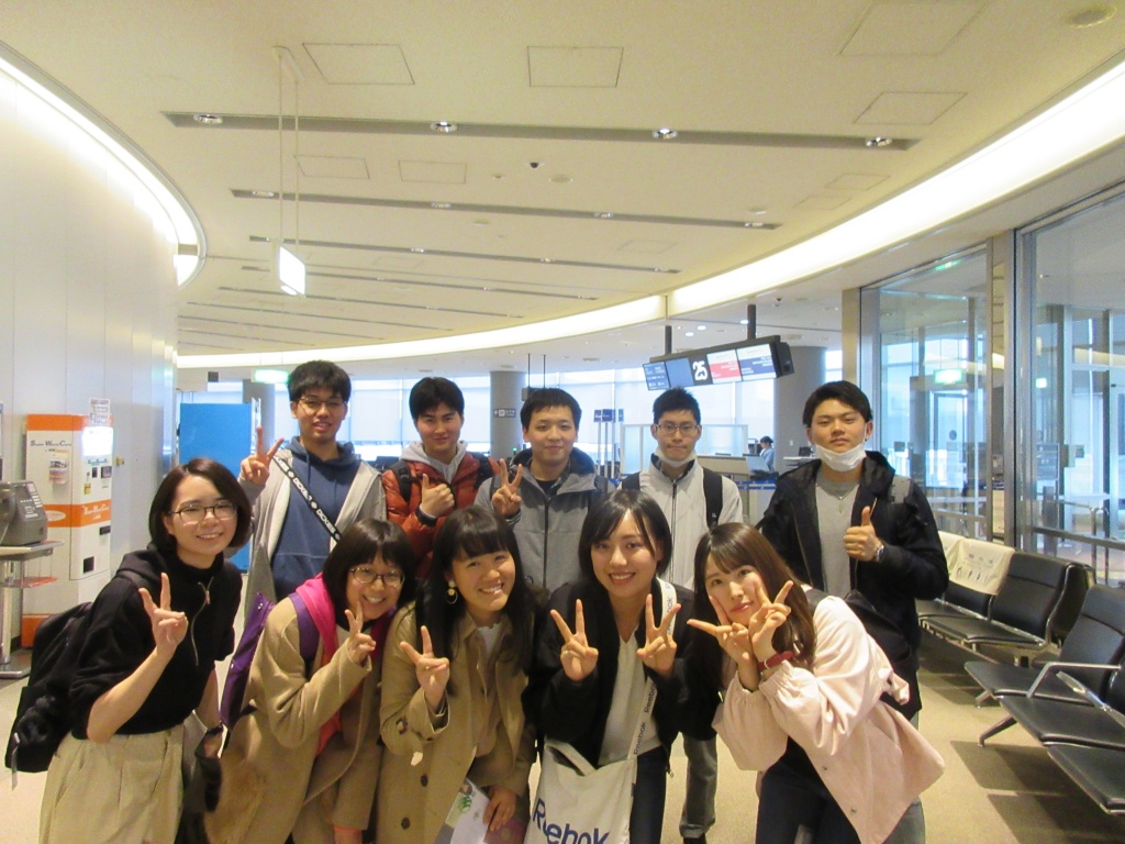 成田空港で。アモイに向けて出発です。