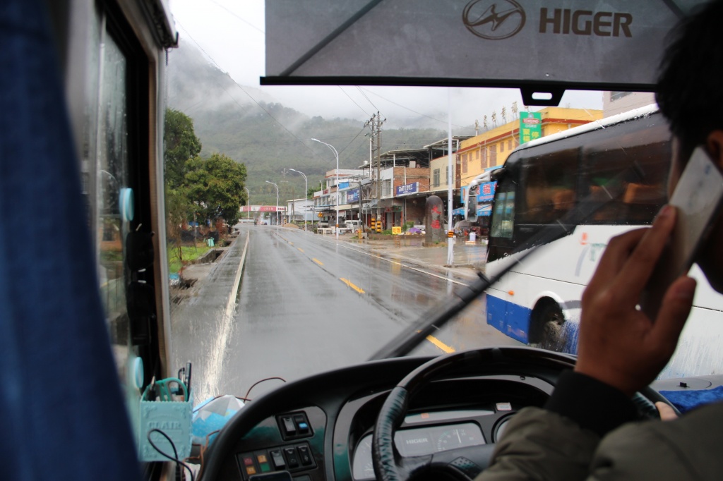 遅いバスを抜いていますが，運転士さん電話を持っています。。。