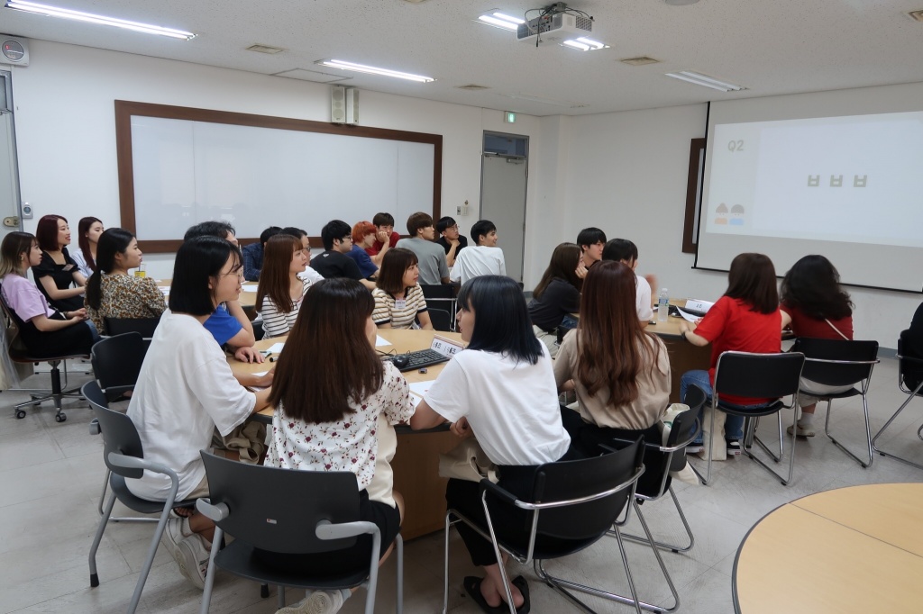 現地の生徒との交流会の様子