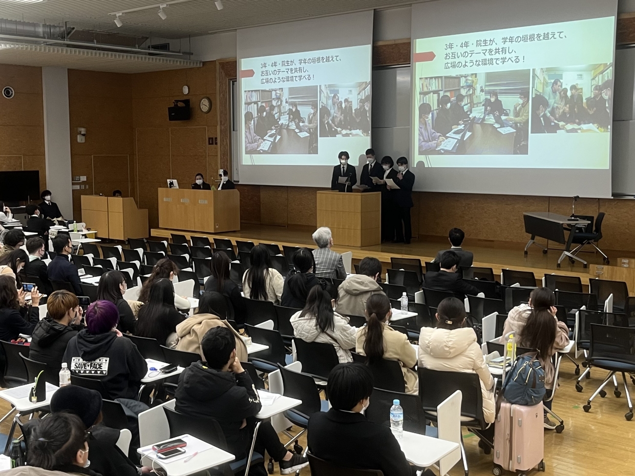 学生によるゼミ紹介の様子