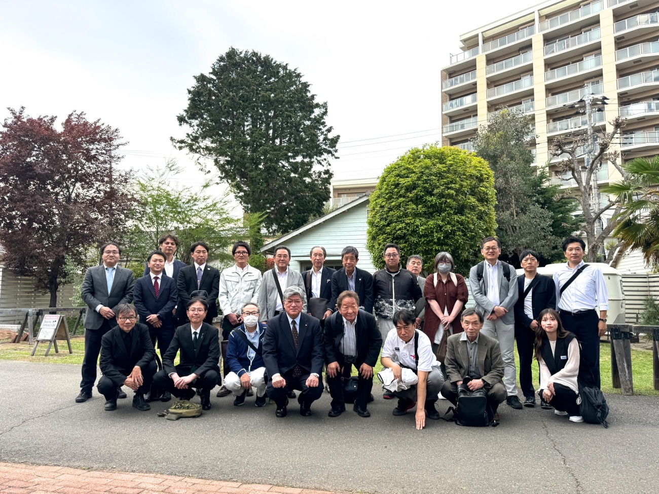 写真2　見学会参加のみなさんと