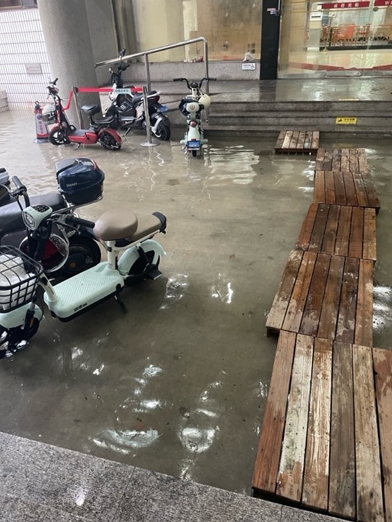 台風の日の寮の玄関