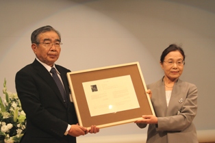 太田学長によるレプリカ贈呈