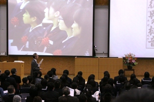 文部科学大臣賞作品に講評する河野隆審査委員長